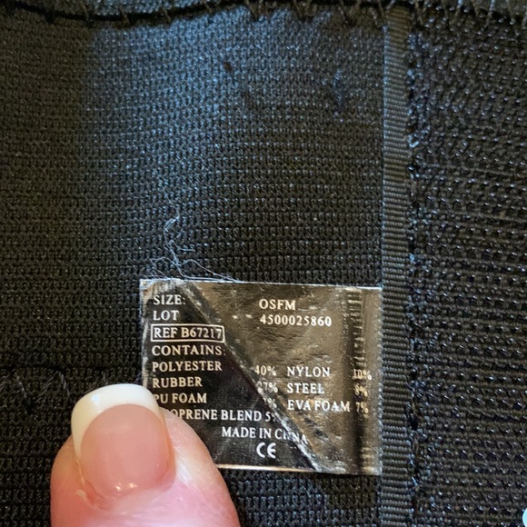 Mueller size L-XL  adjustable back support with two layers of adjustable Velcro. - Picture 6 of 10